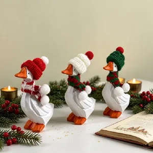 Figurines d'oies de Noël en bois faites à la main avec bonnets et écharpes tricotés