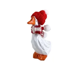 Oie blanche sculptée à la main avec bonnet et écharpe rouges pour déco de Noël