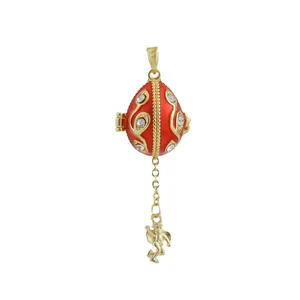 Colgante de huevo en esmalte rojo estilo ruso con amuleto de ángel dorado y circón