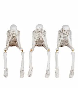 Gedetailleerd beeld van drie wijze skeletten hars figuren voor griezelige Halloween deco