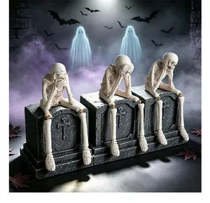 Detailopname van drie Halloween-skeletten van hars op grafstenen in een spookachtige scène.