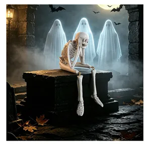 Detail van zittend skelet hars ornament in een spookachtige Halloween begraafplaats scène