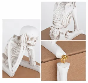 Detailweergave van een Halloween-skelet van hars met fijne botstructuren