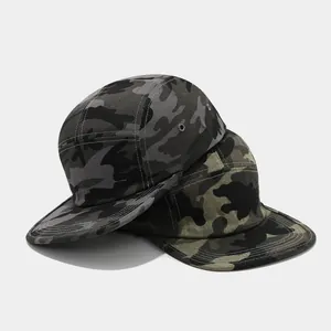 Dettaglio ravvicinato di cappellini hip-hop a 5 pannelli mimetici in grigio e verde