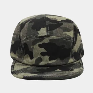Vista dettagliata del cappello camper camouflage a 5 pannelli con visiera piatta