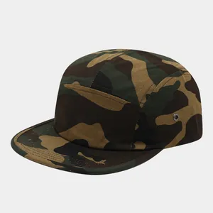 Vista laterale dettagliata di un cappello mimetico a 5 pannelli con visera piatta