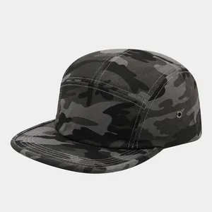 Vista laterale del cappellino 5-panel mimetico grigio con visiera piatta stile street