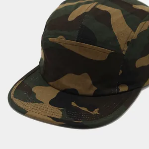Dettaglio di un cappello 5-panel vintage mimetico con design a tesa piatta classica