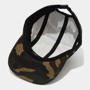 Vista interna dettagliata del cappello hip hop mimetico con cinturino regolabile