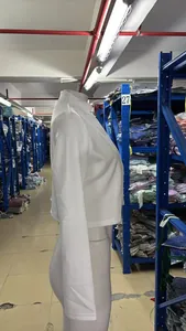 Seitenprofil eines weißen kurzen Blazers an einer Schaufensterpuppe, Ärmel- und Passform