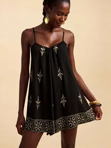 Elegante mameluco negro de tirantes finos con bordado de hojas doradas para el verano.