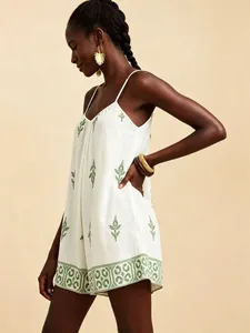 Mono corto blanco estampado para las vacaciones de verano con un ajuste holgado y estilo boho