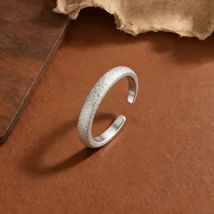 S925 Sterling Silber mattierter Sternenstaub Ring, verstellbar mit funkelnder Textur für Damen.