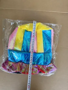Detaillierte Höhenmessung eines bunt gestreiften Zirkusclown-Hutes für Halloween-Partys