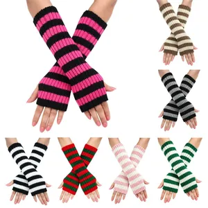 Gestreifte, fingerlose Strick-Armstulpen in verschiedenen Farben für winterliche Mode.
