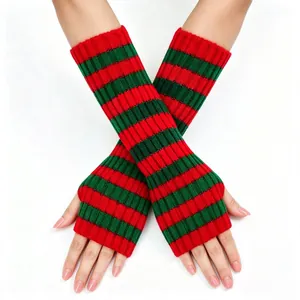 Makroansicht von rot und grün gestreiften fingerlosen Strickhandschuhen für Winter