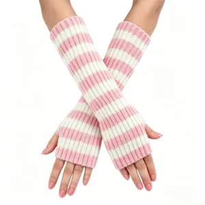 Detailansicht der rosa-weiß gestreiften Strick-Armstulpen mit fingerlosem Design