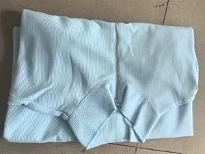 Detalle de jersey de punto azul claro para hombre con cuello de media cremallera