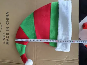 Vista detallada del gorro de Navidad de elfo a rayas rojas y verdes con cinta métrica de escala