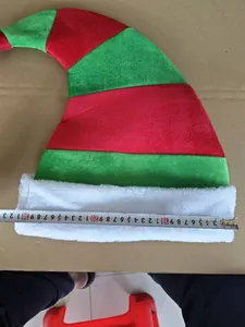 Medición detallada del ancho del gorro de Navidad de elfo a rayas con escala de 30 cm