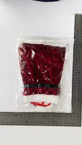 Vista detallada de la funda de botella de vino de vestido rojo con regla de medida