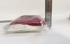Detalle de la medida del grosor de la funda de vestido para botella de vino de Navidad en bolsa