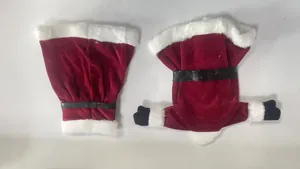 Vista detallada de fundas para botellas de vino de Papá Noel en terciopelo rojo