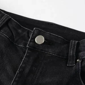 Nahaufnahme des silbernen Knopfes und des Bundes einer schwarzen Premium-Herrenjeans