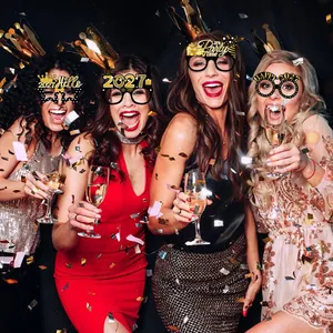 Groep vrienden die 2027 Oud en Nieuw feestbrillen dragen als feestelijke fotostand props