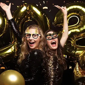 Detailopname van zwart-gouden Happy New Year 2027 papieren brillen voor oudejaarsfeesten