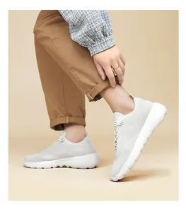 Detailansicht atmungsaktiver weißer Mesh-Sneaker mit strukturierter Strickoberseite