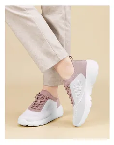 Detailansicht atmungsaktiver Mesh-Sneaker mit lila Akzenten und dicker weißer Sohle