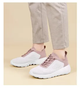 Detailaufnahme atmungsaktiver pinker Mesh-Sneaker für das Laufen mit dämpfenden Sohlen