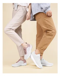 Detailansicht von atmungsaktiven Mesh-Sneakern für Paare in Weiß und Rosébraun.