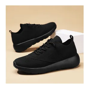 Perspektivische Ansicht schwarzer Strick-Sneaker, die Mesh-Muster und Sohle betont