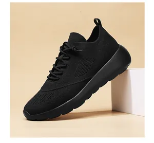 Detail-Seitenansicht der atmungsaktiven schwarzen Mesh-Laufschuhe mit leichter, dämpfender Sohle