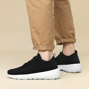 Sneakers in mesh nero traspirante con suola ammortizzata bianca per uomo e donna.