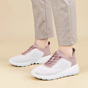 Scarpe sportive in rete traspirante rosa e bianca con suole ammortizzanti per jogging.