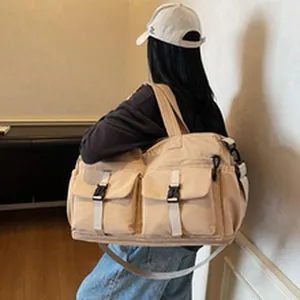 Μεγάλη χακί τσάντα ταξιδιού από καμβά που μεταφέρεται από μοντέλο σε εσωτερικό χώρο