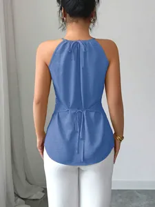 Vue arrière du haut licou bleu avec taille à nouer et coupe ajustée très élégante