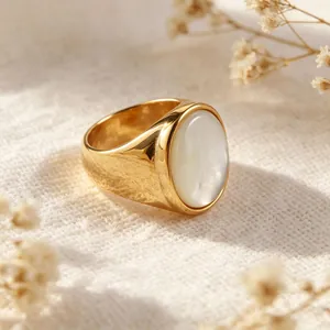 Elegante minimalistische vergulde roestvrijstalen ring met een gepolijste ovale witte schelp inlay