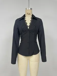 Vista dettagliata della camicia nera a maniche lunghe con scollo a V e pizzo