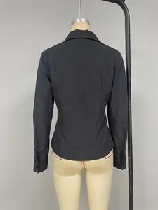 Vista posteriore dettagliata di una camicia nera a maniche lunghe slim fit su un manichino