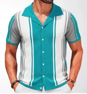 Vista dettagliata di una polo in maglia da uomo con strisce verticali verde acqua