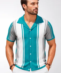 Primo piano di camicia a maglia da uomo con strisce verticali verde acqua e grigie