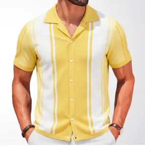 Primo piano di una polo da uomo in maglia a maniche corte a righe gialle e bianche