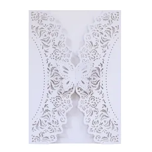 Elegante invito di nozze bianco tagliato al laser con delicata chiusura a farfalla