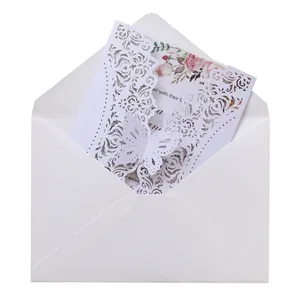 Elegante invito di matrimonio tagliato al laser con farfalla e busta bianca inclusa
