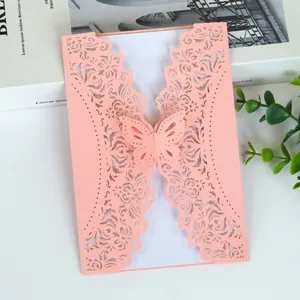 Vista dettagliata dell'invito di nozze rosa tagliato al laser con design a farfalla cava