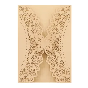 Dettaglio dell'invito di nozze dorato tagliato al laser con un intricato design a farfalla